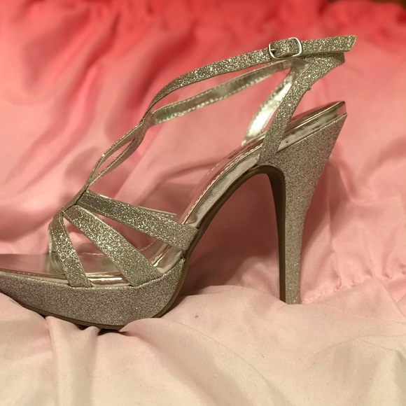 Silver Heels - Picture 2 of 5